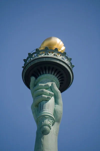 Fakkel gehouden door de statue of liberty — Stockfoto