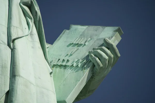 Het boek gehouden door de statue of liberty — Stockfoto