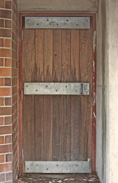 古い補強鋼鉄のドアを探しています。 ストック写真