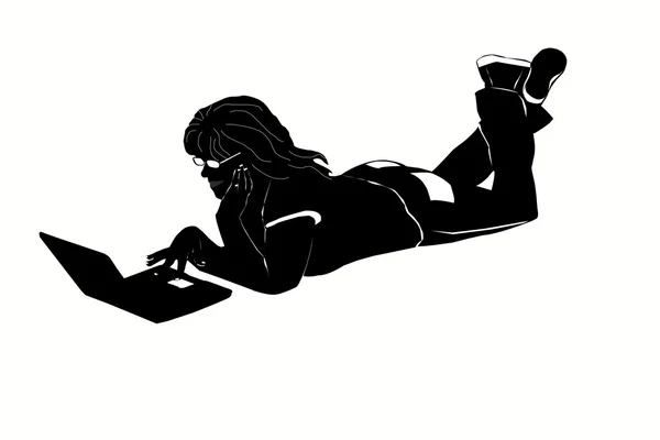 Женщина лежит с ноутбуком силуэт — стоковое фото