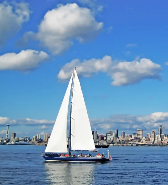 Barca a vela e Seattle Ago spaziale Immagine Stock