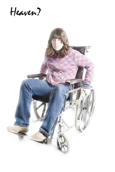 Mladá dívka v invalidním vozíku v nebi — Stock fotografie