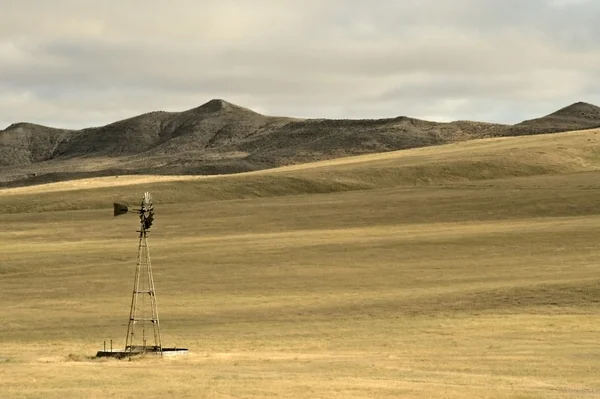 Hills Prairie y Molino de viento Imagen De Stock
