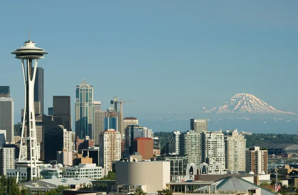 Seattle Space Needle Mt. Mais chuvoso Fotos De Bancos De Imagens