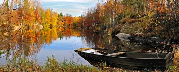Lago sueco do outono — Fotografia de Stock