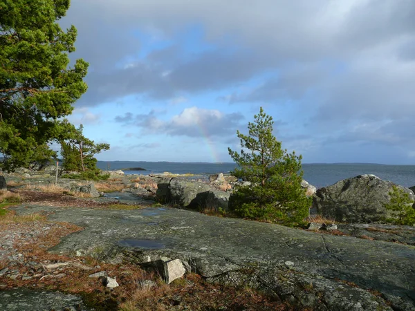 Радуга на шведском побережье — стоковое фото