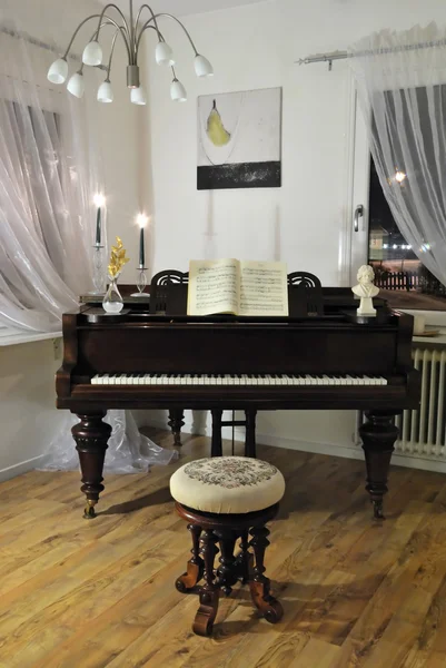 Grand piano in hoek — Stockfoto