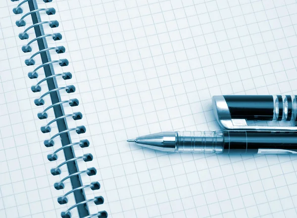 Тетрадь и ручка — стоковое фото