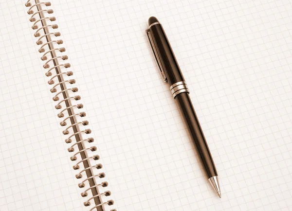 Тетрадь и ручка — стоковое фото