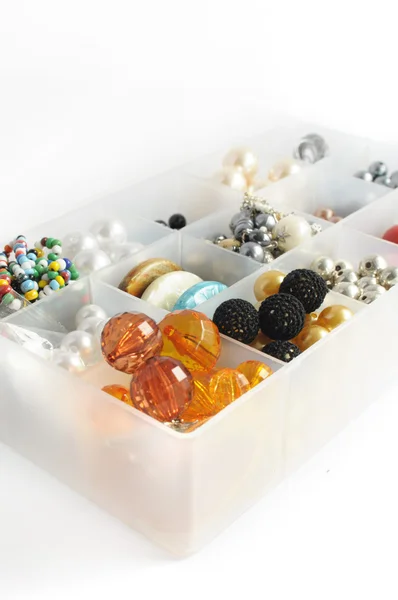 Krabice plné barevných korálků — Stock fotografie