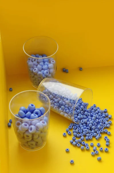 Perlen in gelber Schachtel — Stockfoto