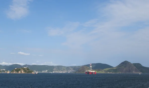 Нефтебуровая платформа в заливе Гуанабара  - — стоковое фото