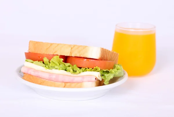 Сэндвич и апельсиновый сок — стоковое фото