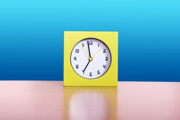Gelbe Uhr — Stockfoto