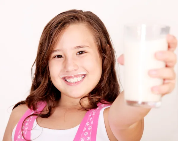 Meisje en melk — Stockfoto