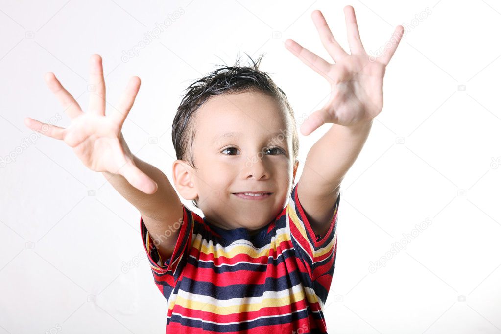 Resultado de imagem para menino mostrando os dez dedos das mÃ£os