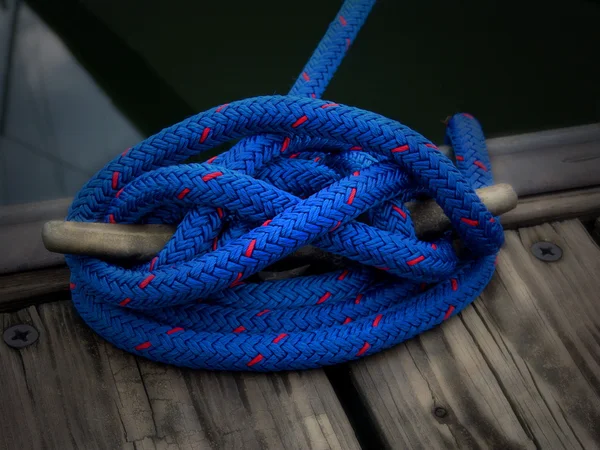 Corde de bateau bleue sur quai — Photo