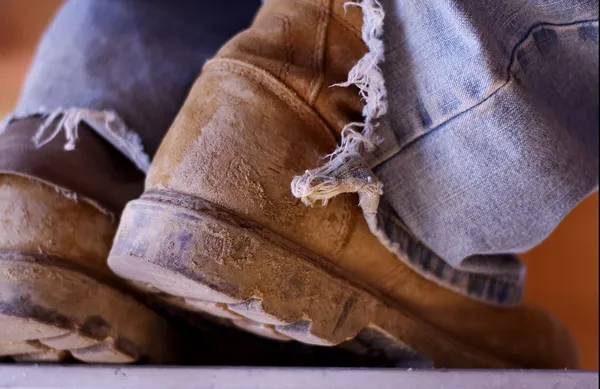 Konstrukce boty a staré džíny — Stock fotografie