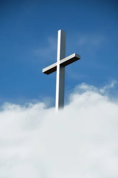 Christliches Kreuz in Wolken — Stockfoto