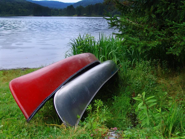 Canoas en el lago —  Fotos de Stock