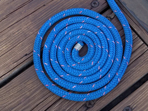 Modrý člun lano na ukotvení — Stock fotografie