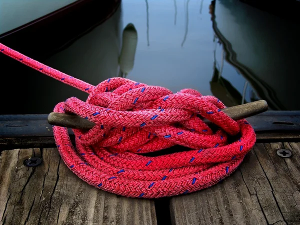 Човен мотузкою на док — стокове фото