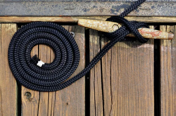 Cuerda de barco negro en muelle — Foto de Stock
