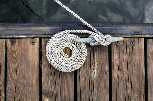 Cuerda de barco en muelle — Foto de Stock