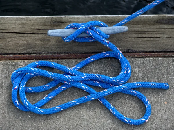 Cuerda de barco azul en muelle —  Fotos de Stock