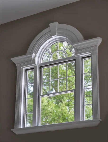 Арочные окна с корона литья — стоковое фото