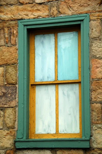 Старое окрашенное окно — стоковое фото