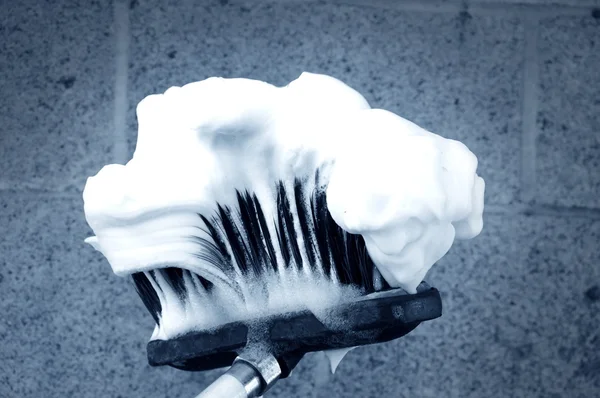 Oto Yıkama fırçası ve sabun köpüğü — Stok fotoğraf