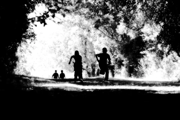 Бегущие дети — стоковое фото