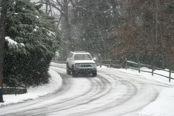 Conducir en la nieve — Foto de Stock