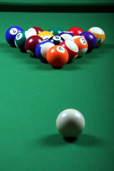 Bolas de piscina y mesa — Foto de Stock