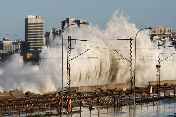 沿海城市风暴波 — 图库照片