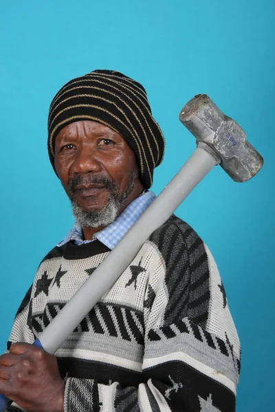 Hombre africano y martillo —  Fotos de Stock