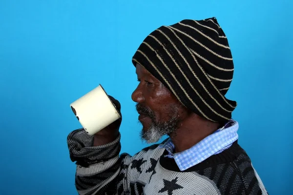 Hombre africano bebiendo —  Fotos de Stock