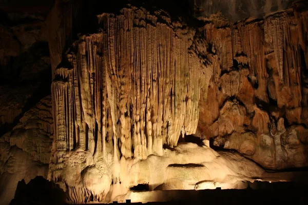 Stalacmites w jaskini — Zdjęcie stockowe