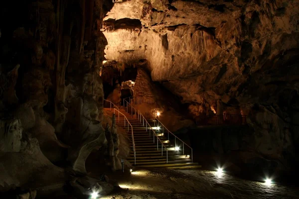 Podziemnych wapiennych jaskini — Zdjęcie stockowe
