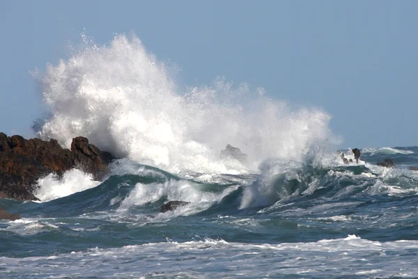 Fırtınalı denizde ve dalgalar — Stok fotoğraf