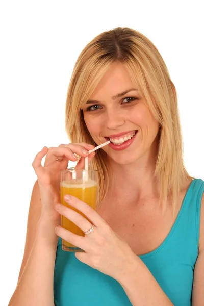 Hezká dívka pít pomerančový džus — Stock fotografie