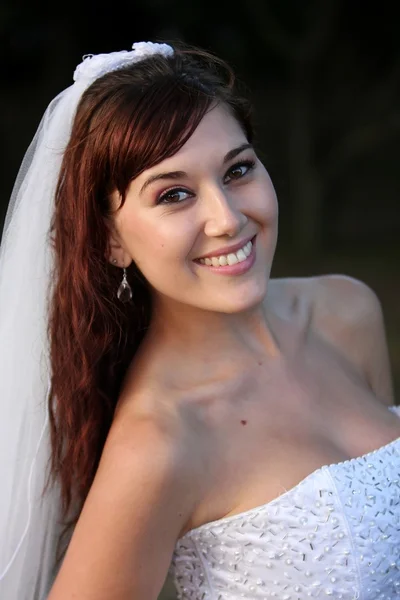 Magnifique mariée souriante — Photo
