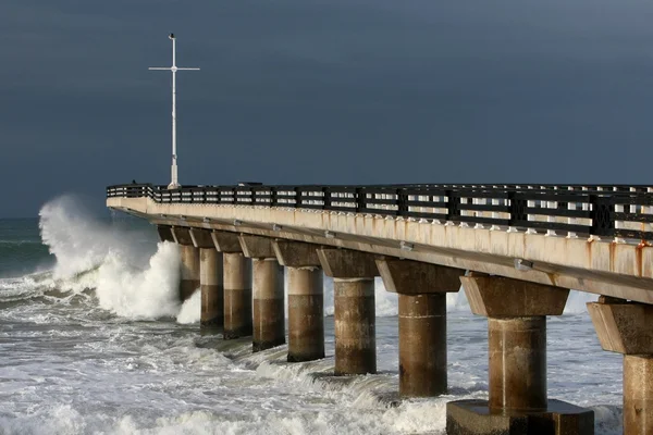 桟橋と波 — ストック写真