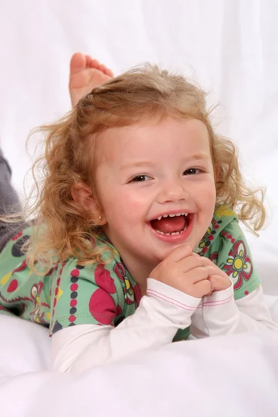 Симпатичная двухлетняя девочка — стоковое фото