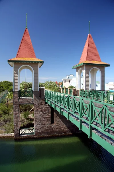 Jembatan Kecil dengan Towers — Stok Foto
