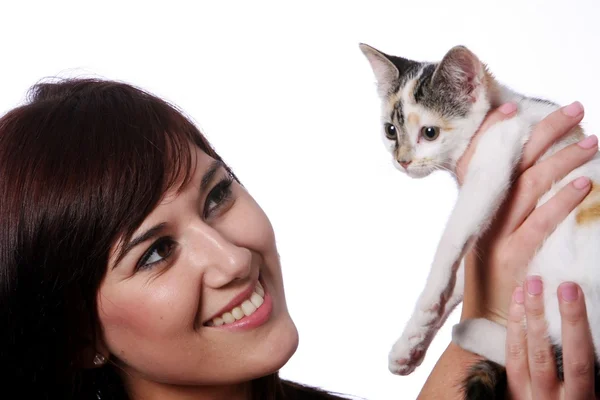 Söt flicka och kattunge — Stockfoto