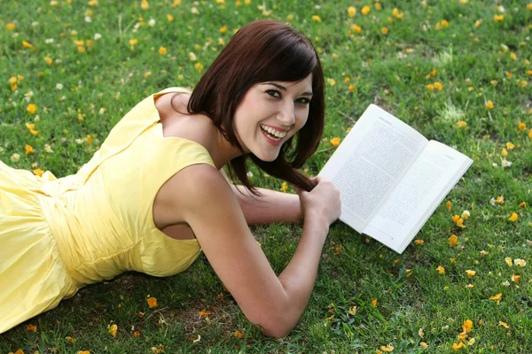 Mutlu kız okuma — Stok fotoğraf