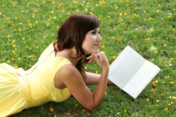 Aantrekkelijke brunette meisje lezen — Stockfoto