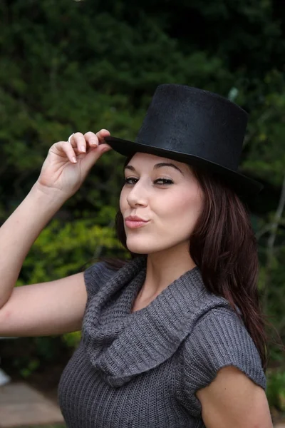 Prachtige vrouw in zwarte hoed — Stockfoto